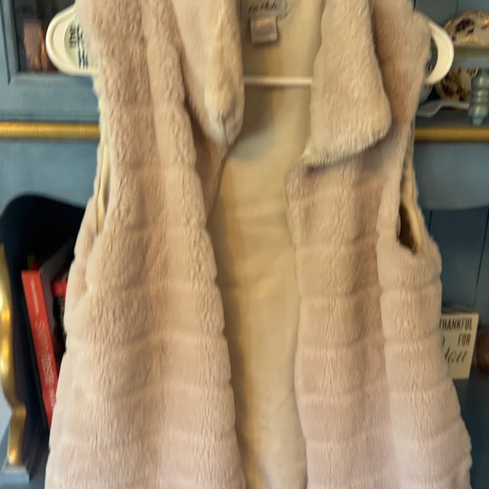 Women's Cream Faux Fur Vest - Picture 4 of 9